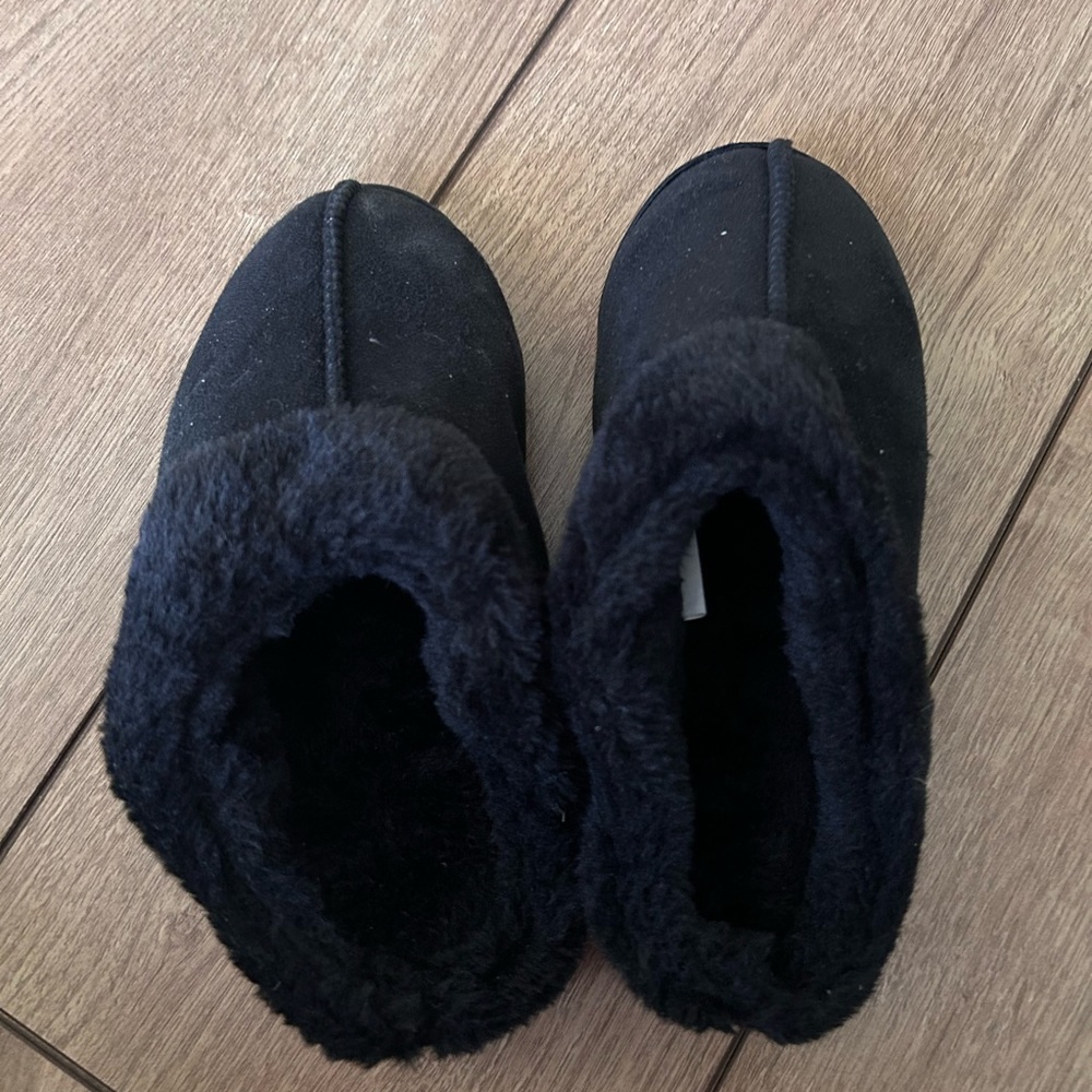 Women’s Black Slippers- Small (5-6)